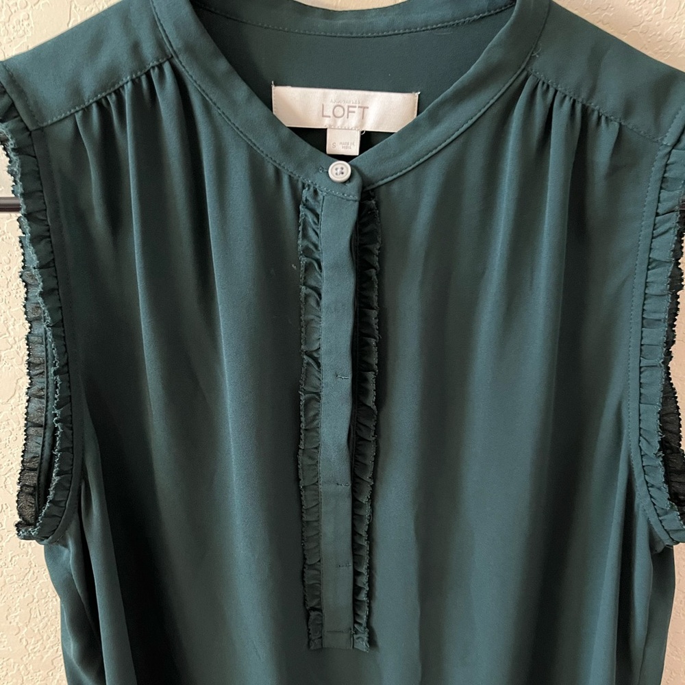 LOFT Women’s Emerald Green Sleeveless Ruffle Blouse Size S - Picture 4 of 9